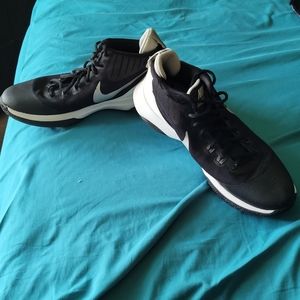 Women's basketball shoes